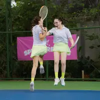 Syahnaz Sadiqah, adik perempuan dari Raffi Ahmad sering membagikan momen kebersamaannya dengan kakak ipar perempuannya, Nagita Slavina. Bak bestie, bahkan keduanya berolahraga dengan baju kembar. [Foto: Instagram/syahnazs]