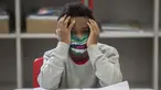 Seorang siswa mengenakan masker pada hari pertama kembali ke kelas tatap muka di tengah pandemi COVID-19 di sekolah umum Raul Antonio Fragoso di Sao Paulo, Brasil (8/2/2021). Pemerintah negara bagian Sao Paulo telah mengizinkan sekolah tatap muka. (AP Photo/Andre Penner)