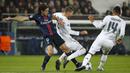 Pemain PSG, Edinson Cavani (kiri), berebut bola dengan pemain Real Madriddi lanjutan Grup A Liga Champions di Stadion Parc des Princes, Paris, Prancis, Kamis (22/10/2015) dini hari WIB. (Reuters/Benoit Tessier)