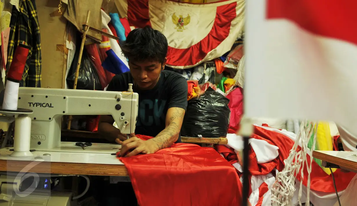 Penjahit menyelesaikan pembuatan Bendera Merah Putih di Pasar Senen, Jakarta, Rabu (3/8). Menjelang peringatan HUT Kemerdekaan, sejumlah konveksi dan perajin bendera di Pasar Senen mengalami peningkatan omzet. (Liputan6.com/Gempur M Surya)