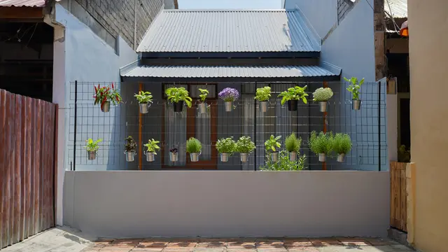 Contoh Rumah di Gang Sempit Tapi Tetap Punya Kebun (AI)