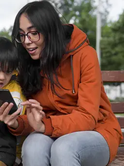 WhatsApp menghadirkan berbagai fitur terbaru yang dapat membantu orangtua untuk mengawasi anak-anak mereka. (Foto/dok: Freepik)