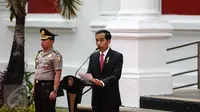 Presiden Joko Widodo (Jokowi) memberikan sambutan pada acara pembukaan pameran karya lukisan bertema "17/71: Goresan Juang Kemerdekaan"  di Galeri Nasional, Jakarta, Senin (1/8). (Liputan6.com/Faizal Fanani)