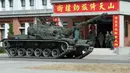 Sebuah tank dikerahkan saat latihan peningkatan kesiapsiagaan yang mensimulasikan pertahanan terhadap gangguan militer China jelang Tahun Baru Imlek di Kota Kaohsiung, Taiwan, 11 Januari 2023. China memperbarui ancamannya untuk menyerang Taiwan dan memperingatkan bahwa negara tersebut telah "bermain api". (AP Photo/Daniel Ceng)