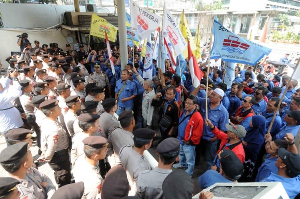 Geruduk KPK, pekerja JICT gelar teatrikal korupsi Pelindo II