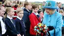 Ratu Elizabeth II menyapa anak-anak yang hadir di peresmian jembatan Queensferry, Skotlandia, Minggu (4/9). Queensferry  dibangun dengan 35 ribu ton baja dan 150 ribu ton besi berdiri setinggi 210 meter diatas permukaan air. (Andrew Milligan/PA via AP)