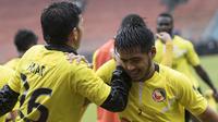 Pemain Semen Padang, Novan Setya, melakukan pendinginan usai latihan jelang laga final Piala Jenderal Sudirman di Stadion Gelora Bung Karno, Jakarta, Sabtu (23/1/2016). (Bola.com/Vitalis Yogi Trisna) 