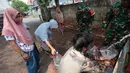 Petugas mendistribusikan air bersih kepada warga RW 05, Kelurahan Lenteng Agung, Jagakarsa, Jakarta Selatan, Selasa (22/9/2026). Penyaluran dilakukan untuk membantu memenuhi kebutuhan air bersih warga yang terdampak kekeringan. (KLY/Budy Santoso)