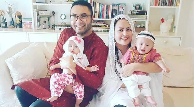 Surya Saputra dan Cynthia Lamusu bersama anak kembar mereka (Instagram)