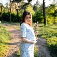 Pada trimester pertama, kunjungan awal ke dokter menjadi langkah penting untuk membangun fondasi kehamilan yang sehat. Dokter akan melakukan pemeriksaan lengkap seperti riwayat kesehatan, kondisi fisik, serta konfirmasi kehamilan melalui tes darah dan USG. (foto/dok: freepik/bristekjegor)