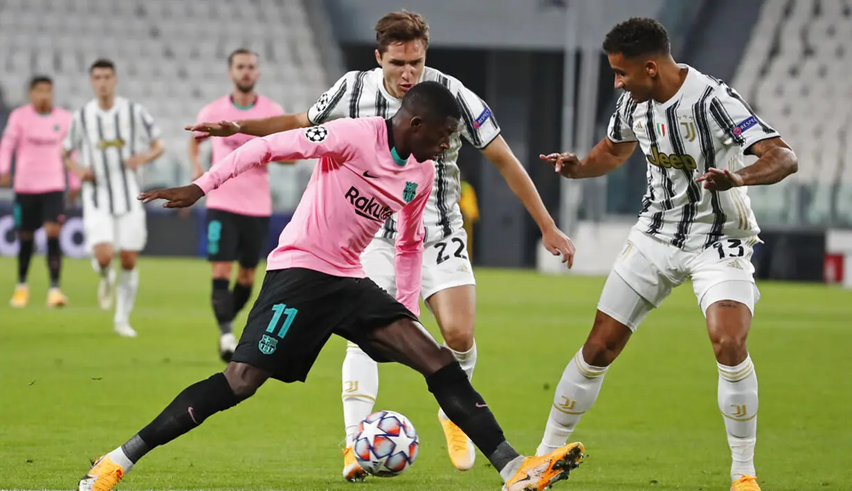 Pemain Barcelona Ousmane Dembele (kiri) berebut bola dengan pemain Juventus Danilo pada pertandingan Grup G Liga Champions di Allianz Stadium, Turin, Italia, Rabu (28/10/2020). Barcelona menaklukkan Juventus 2-0. (AP Photo/Antonio Calanni)