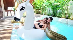 Tyas Mirasih bersama sang pacar, Raiden Soedjono saat berada di kolam renang.(www.instagram.com/tyasmirasih)