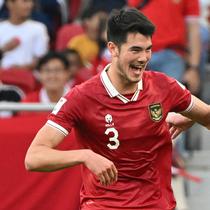 Selebrasi bek Timnas Indonesia, Sandy Walsh (kanan) bersama Elkan Baggott setelah mencetak gol ke gawang Jepang pada laga ketiga Grup D Piala Asia 2024 di Al-Thumama Stadium, Doha, Qatar, Rabu (24/1/2024) malam WIB. (AFP/Hector Retamal)