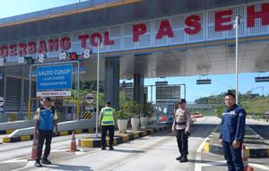 Sejumlah petugas Satlantas Polres Sumedang mulai bersiaga di Gerbang Keluar Paseh Tol Cisumdawu, Sumedang. (Antara)