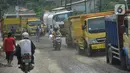 Suasana di tengah jalan yang dipadati para pengendara. Pengemudi motor terlihat berdampingan dengan para truk. (merdeka.com/Arie Basuki)
