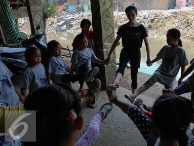 Sejumlah anak berlatih balet di Bantaran Kali Ciliwung, , Jakarta, Sabtu (29/8/2015). Kedubes Australia bekerja sama dengan Yayasan Bina Ballet Indonesia menyelenggarakan menari Balet untuk anak-anak di Ciliwung. (Liputan6.com/Faizal Fanani)