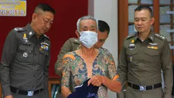 Shigeharu Shirai saat konferensi pers di kantor polisi di Lopburi, Thailand, Kamis, (11/1). Mantan bos sindikat kriminal Jepang atau Yakuza ini ditangkap tim SWAT pada Rabu (10/1) di kawasan pasar Lopburi, Thailand, saat dia sedang berbelanja. (AP Photo)