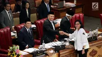 Menkeu Sri Mulyani meyerahkan pandangan akhir pemerintah soal RUU APBN 2019 beserta Nota Keuangan kepada Ketua DPR Bambang Soesatyo usai dibacakan pada Rapat Paripurna DPR di Jakarta, Rabu (31/10). (Liputan6.com/JohanTallo)