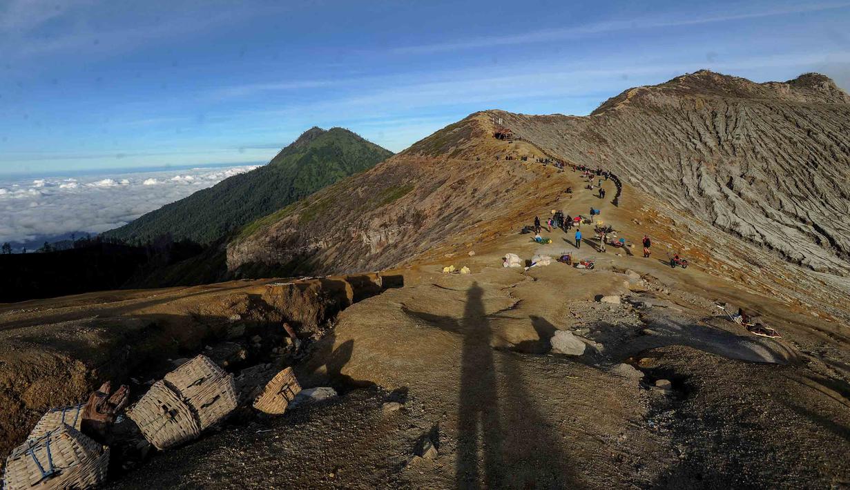 Bagi wisatawan, jalur Paltuding Banyuwangi menjadi titik awal pendakian yang paling populer. Dari pos ini, perjalanan menuju bibir kawah memakan waktu sekitar 1,5 hingga 2 jam, tergantung kondisi fisik dan cuaca. Jalur pendakian relatif lebar, namun tetap menantang karena kontur yang menanjak. Tampak dalam foto, keindahan Gunung Ijen di Banyuwangi, Jawa Timur. (merdeka.com/Arie Basuki)