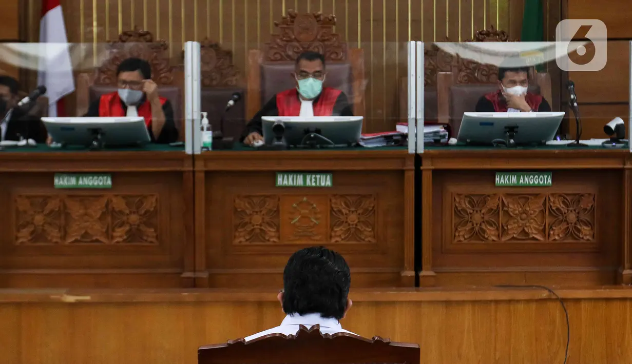 Ferdy Sambo terdakwa dugaan pembunuhan berencana Nofriansyah Yosua Hutabarat atau Brigadir J mengikuti sidang lanjutan di PN Jakarta Selatan, Jakarta, Selasa (31/1/2023). Latar belakang pembunuhan diduga karena Putri telah dilecehkan Brigadir J saat berada di Magelang pada Kamis, 7 Juli 2022. Dugaan ini telah dibantah oleh pihak keluarga Brigadir J. (Liputan6.com/Herman Zakharia)
