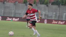 Striker Madura United, Lulinha, menggiring bola saat bertanding melawan Borneo FC pada pekan 32 BRI Liga 1 2024/2025 di Stadion Gelora Bangkalan, Sabtu (10/5/2025) malam WIB. (Wahyu Pratama)