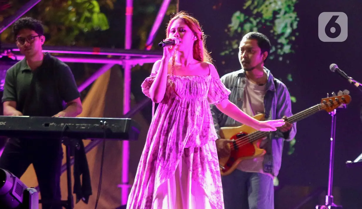 Aksi panggung Nadin Amizah membuat syahdu suasana malam minggu di Synchronize Fest 2024. (Liputan6.com/Herman Zakharia)