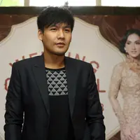 Pada Natal tahun ini berbeda daripada tahun-tahun sebelumnya. Yang berbeda, natal tahun ini, Fendy Chow sudah ada yang mendampinginya, Setella Cornelia. (Nurwahyunan/Bintang.com)