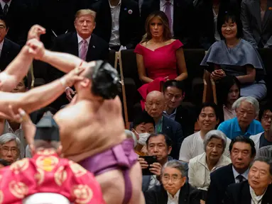 Presiden AS Donald Trump (dua kiri) didampingi PM Jepang Shinzo Abe (kiri) menyaksikan Tokyo Grand Sumo Tournament di Stadion Ryogoku Kokugikan, Tokyo, Jepang, Minggu (26/5/2019). Nonton bareng ini dilakukan di sela-sela kunjungan kenegaraan Trump ke Jepang. (AP Photo/Evan Vucci)