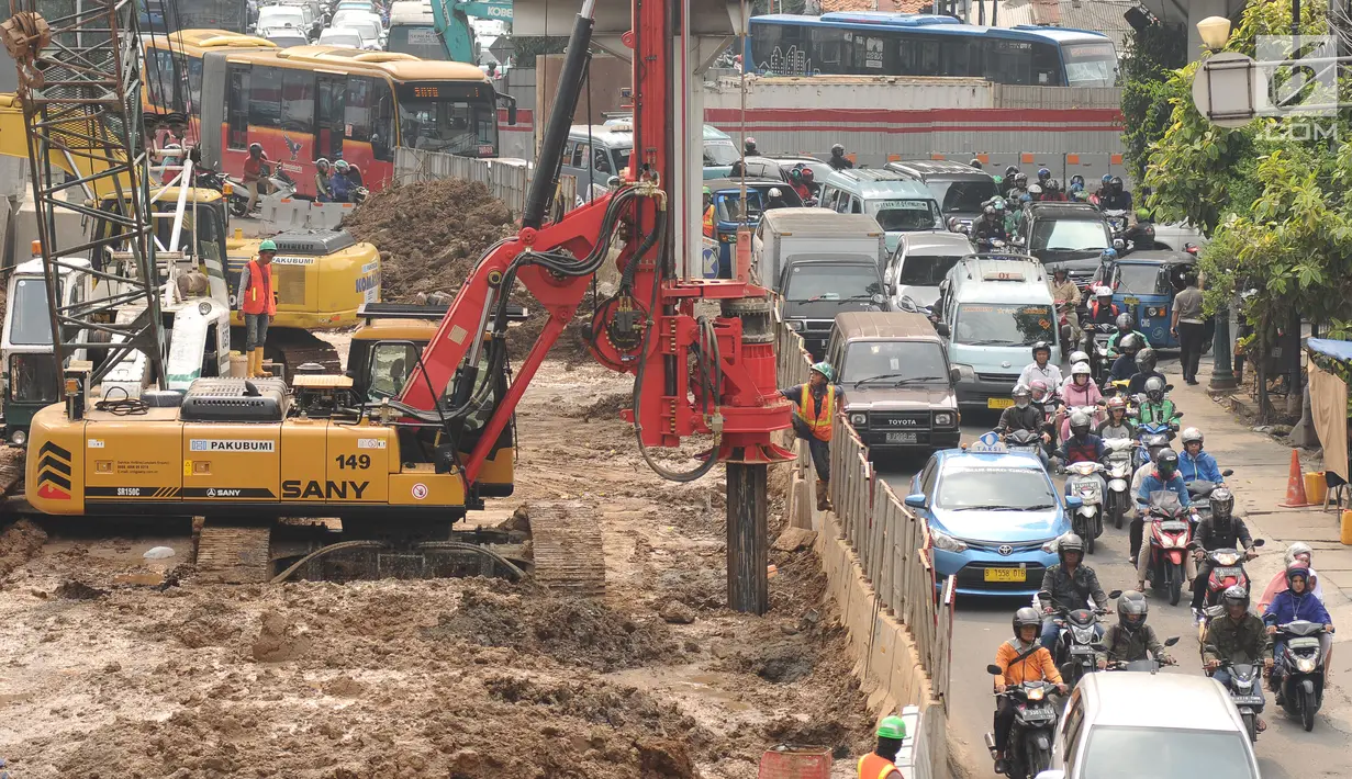 Pengendara melintasi ruas jalan Matraman, Jakarta, Rabu (5/7). Terkait pembangunan underpass Matraman-Salemba ruas jalan menuju Jatinegara mengalami penyempitan. (Liputan6.com/Helmi Fithriansyah)