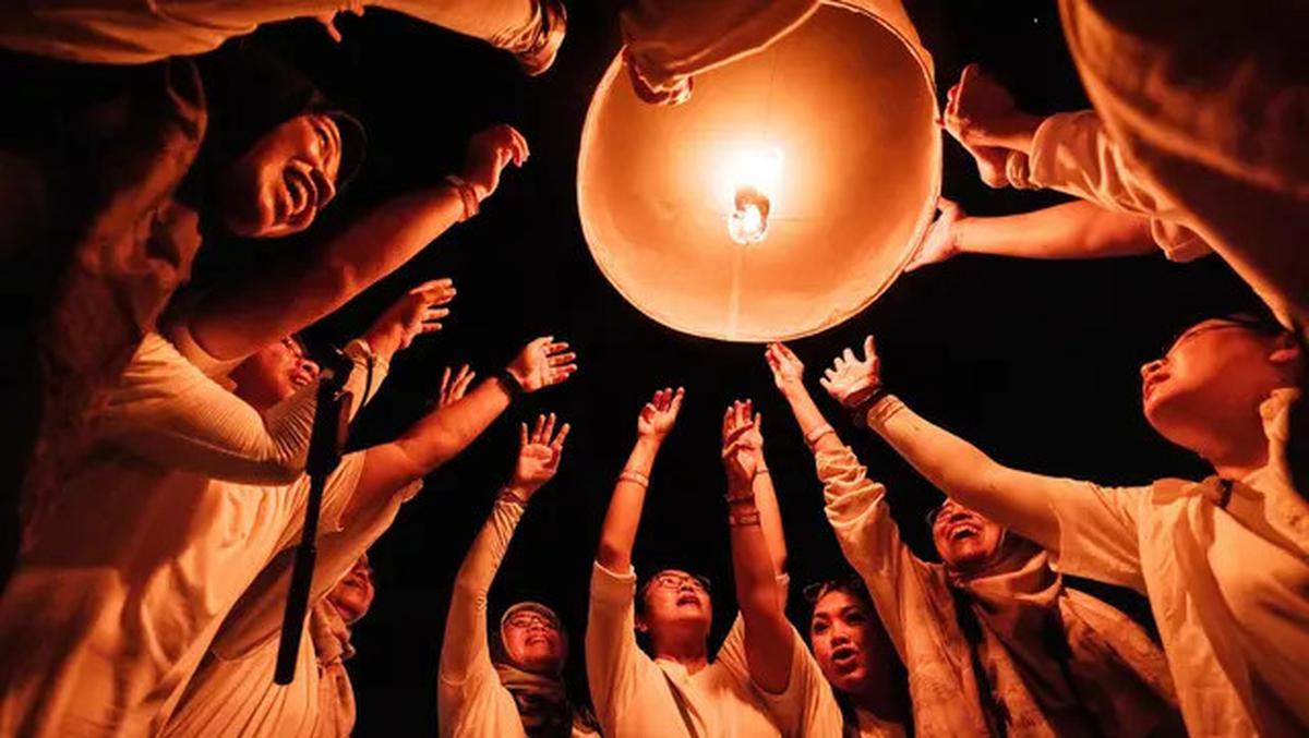 Puncak Waisak 2569 BE/2025, Ribuan Cahaya Lampion Terangi Candi Borobudur