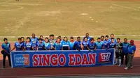 Skuat Arema Indonesia foto bareng sebelum laga uji coba melawan Lampung FC di Stadion Pahoman, Minggu (18/9/2016). (Bola.com/Iwan Setiawan)