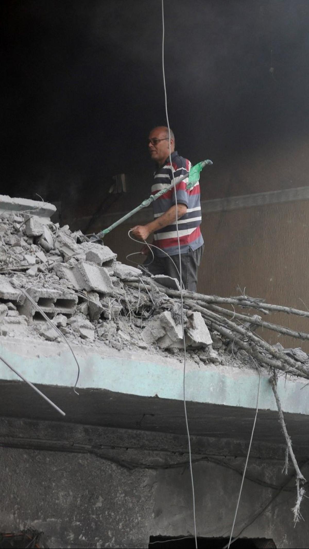 Pasukan Israel melancarkan serangan di sebuah lingkungan tempat tinggal di Nuseirat, tempat Hamas menyandera para sandera di dua blok apartemen terpisah. Foto: Reuters
