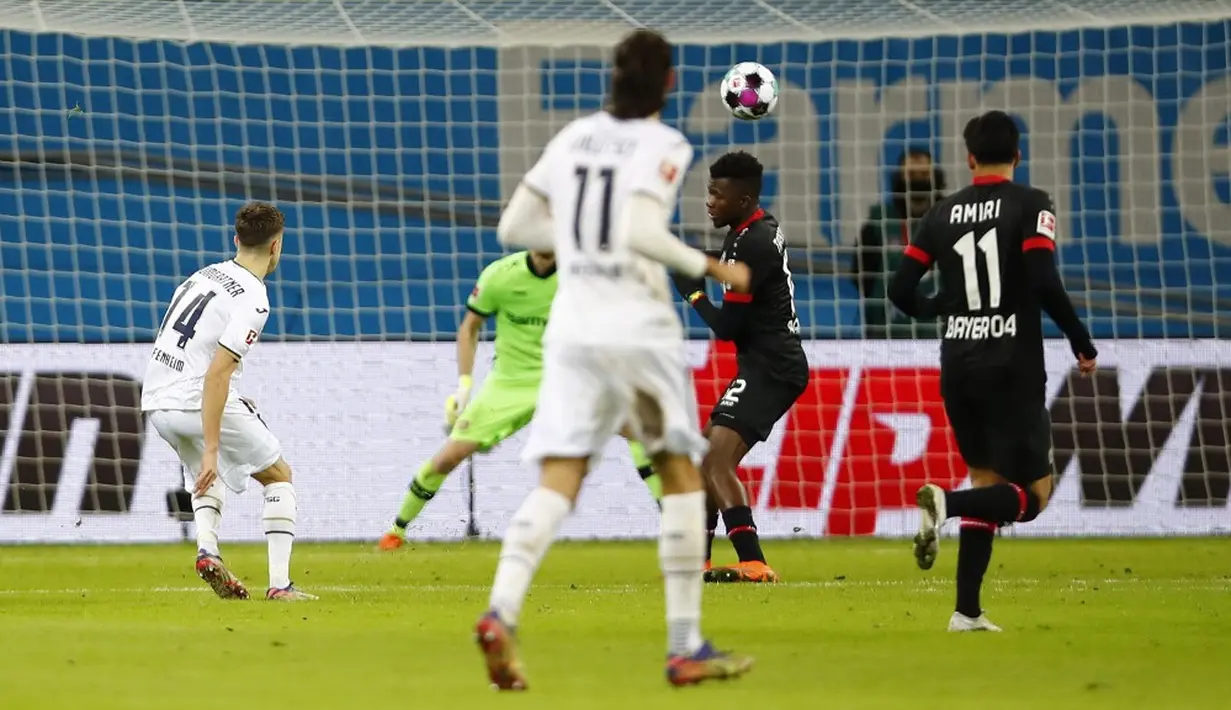 Pemain Hoffenheim Christoph Baumgartner (kiri) mencetak gol ke gawang Bayer Leverkusen pada pertandingan Bundesliga di Leverkusen, Jerman, 13 Desember 2020. Bayer Leverkusen menggeser Bayern Munchen dari puncak klesemen usai mengalahkan Hoffenheim dengan skor 4-1. (THILO SCHMUELGEN/POOL/AFP)