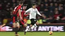 Striker Liverpool, Roberto Firmino, menggiring bola saat pertandingan melawan AFC Bournemouth pada laga Premier League di Stadion The Vitality, Minggu (17/12/2017). Liverpool menang 4-0 atas AFC Bournemouth. (AP/Andrew Matthews)