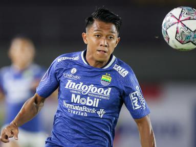 Febri Hariyadi merupakan pemain lokal andalan Persib Bandung di BRI Liga 1 2021/2022. Kecepatan dan kelincahannya di sisi sayap Maung Bandung kerap membuat lawan kewalahan. (Bola.com/Bagaskara Lazuardi)