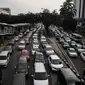 Kemacetan panjang terjadi di di jalur 3 in 1 di Jalan Jenderal Sudirman, Jakarta, Selasa (10/5). Pemprov DKI Jakarta secara resmi akan menghapus aturan jalur 3 in 1 pada Senin (16/5). (Liputan6.com/Faizal Fanani)