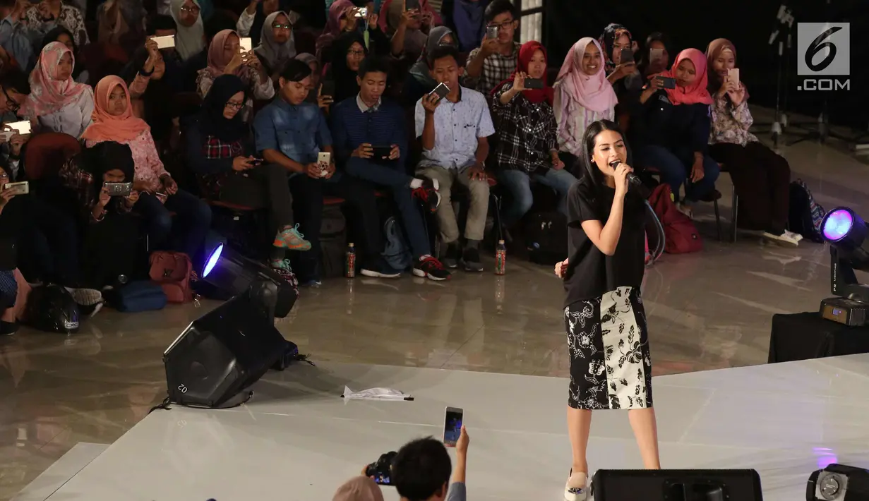 Artis Maudy Ayunda saat bernyanyi selama EGTC 2017 di Universitas Gadjah Mada, Yogyakarta, Rabu (1/11). EGTC 2017 menghadirkan tokoh-tokoh inspiratif bertujuan agar para mahasiswa memperoleh pengalaman dan wawasan baru. (Liputan6.com/Helmi Afandi)