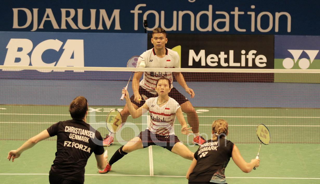 Ganda campuran Indonesia, Praveen Jordan/Debby Susanto, melawan pasangan Denmark, Mathias Christiansen/Sara Thygesen, di Indonesia Open 2017 di JCC, Selasa (13/6/2017). Pasangan Indonesia takluk  21-15, 19-21, 11-21. (Bola.com/M Iqbal Ichsan)