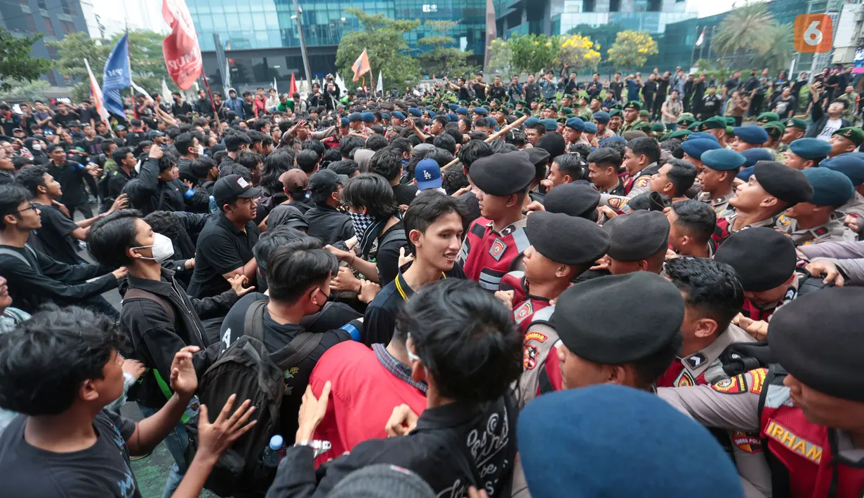 Sejumlah aparat kepolisian berjaga menghadapi massa demonstrasi Hari Sumpah Pemuda di kawasan Dukuh Atas, Jalan Jenderal Sudirman, Jakarta Pusat, Rabu (28/10/2026). Petugas berupaya mengendalikan situasi ketika massa mencoba menerobos barikade. (KLY/Budy Santoso)
