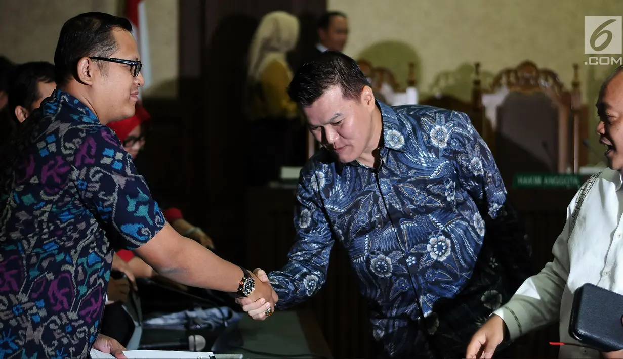 Tersangka dugaan korupsi pengadaan E-KTP, Andi Agustinus/Andi Narogong (tengah) menyalami JPU KPK usai mengikuti sidang perdana di Pengadilan Tipikor, Jakarta, Senin (14/8). Sidang mendengarkan dakwaan JPU KPK. (Liputan6.com/Helmi Fithriansyah)