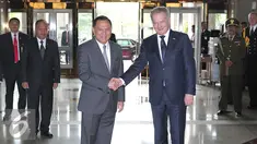 Gubernur Bank Indonesia (BI) Agus Martowardojo bersalaman dengan Presiden Finlandia Sauli Niinisto, Jakarta (4/11). Dalam kunjungan tersebut gubernur BI membahas persoalan Ekonomi antara kedua negara untuk menjalin kerjasama. (Liputan6.com/Angga Yuniar)