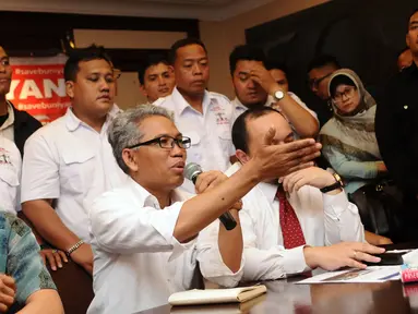 Buni Yani (tengah) bersama tim kuasa hukumnya memberi klarifikasi terkait potensi menjadi tersangka dalam kasus dugaan pelanggaran UU IT, Jakarta (7/11). Buni Yani beserta kuasa hukumnya menyatakan siap diperiksa. (Liputan6.com/Helmi Fithriansyah) 
