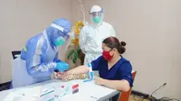 Rapid test yang dilakukan Laboratorium Klinik Kimia Farma Tikala Manado di Kantor BBPOM Manado.