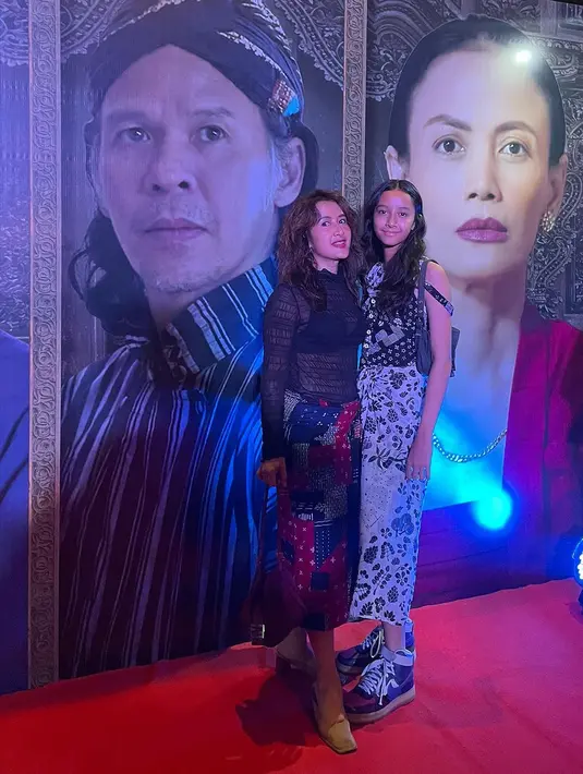 Di sini, Widi pun terlihat mengenakan rok batik yang ia padukan dengan atasan transparan. [Foto: Instagram/widimulia]