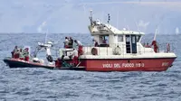 Pejabat-pejabat perlindungan sipil mengatakan mereka yakin kapal dilanda angin puting beliung, dan tenggelam dengan cepat. (AP Photo/Salvatore Cavalli)