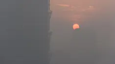 Pemandangan matahari terbenam terlihat dalam kabut asap di Zhengzhou, Provinsi Henan, China (2/1). Awal tahun 2017, Kabut asap tebal masih menyelimuti sejumlah provinsi di Cina dan membuat jarak pandang tidak terlihat jelas. (Reuters/Stringer)