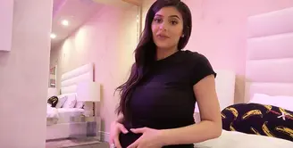 Kylie Jenner melahirkan anak pertamanya dengan Travis Scott pada awal Januari. Si bungsu dari Kardashian-Jenner ini masih berusia 20 tahun. (Youtube)