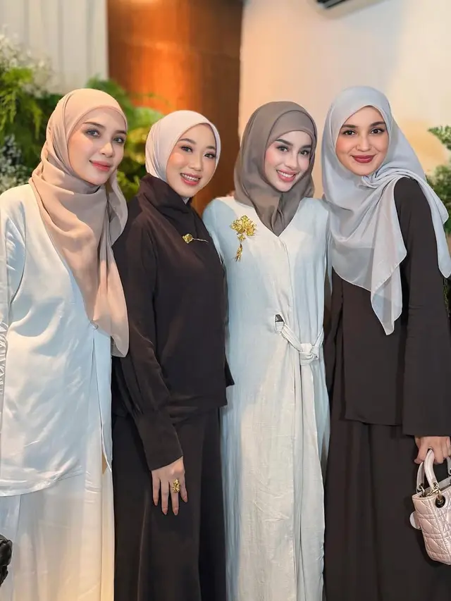 Shireen Sungkar kenakan kerudung dari Koleksi Kesha Ratuliu. [@shireensungkar]