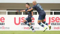 Pemain Persela Lamongan, Gian Zola (kiri) melakukan selebrasi usai mencetak gol ke gawang Persiraja Banda Aceh dalam laga pekan ke-5 BRI Liga 1 2021/2022 di Stadion Pakansari, Bogor, Selasa (28/9/2021). (Bola.com/ M Iqbal Ichsan)