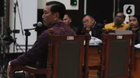 Di dalam ruang sidang, Luhut tampak mengenakan kemeja ungu dengan motif batik berlengan panjang. (merdeka.com/Imam Buhori)